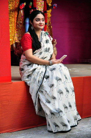 Incomparable White Digital Printed Linen Zari Patta Saree with Blouse Piece